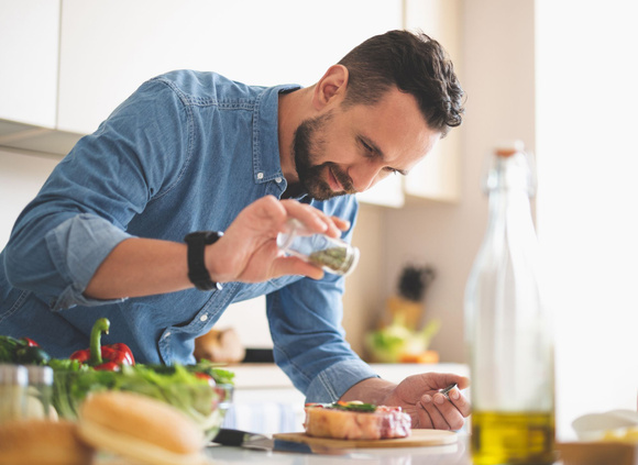 Manger régulièrement des épices et des herbes aromatiques pourrait aider à booster son microbiote