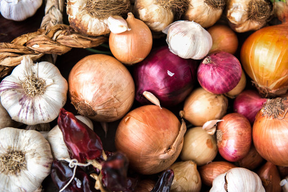 Ne les mettez surtout pas au frigo ! Voici le meilleur endroit où l'ail et les oignons se conservent vraiment des mois
