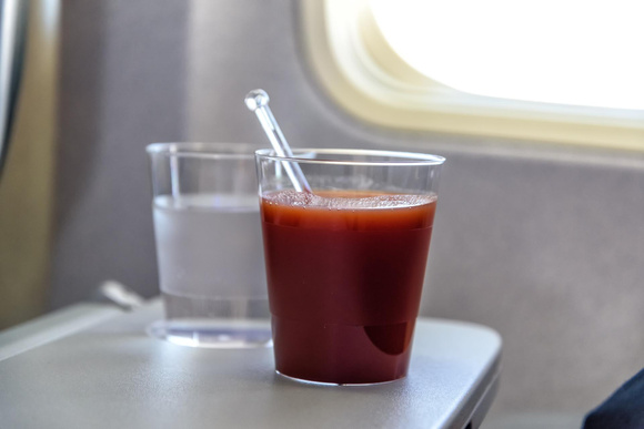 Pourquoi le jus de tomate est-il si populaire dans les avions ? Découvrez la raison surprenante