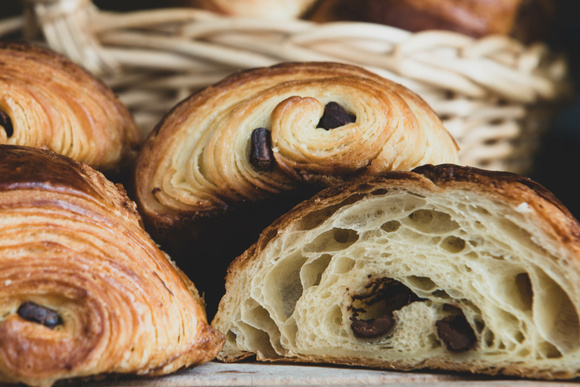“Une recette que j’ai apprise de mes patrons” : le boulanger qui fait le meilleur pain au chocolat de France livre son secret