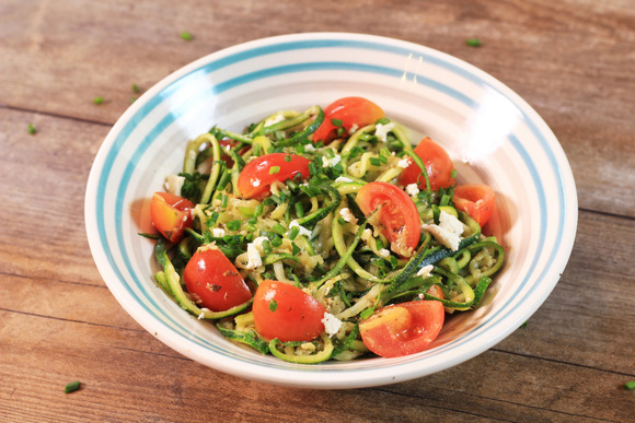 En 15 minutes top chrono :  voici comment réaliser cette recette de spaghetti de courgettes, pesto et fêta !