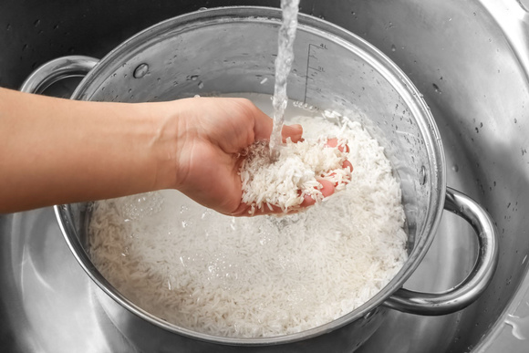 Rincer le riz permet-il vraiment qu’il ne colle pas après la cuisson ? Jamy Gourmaud tranche la question !