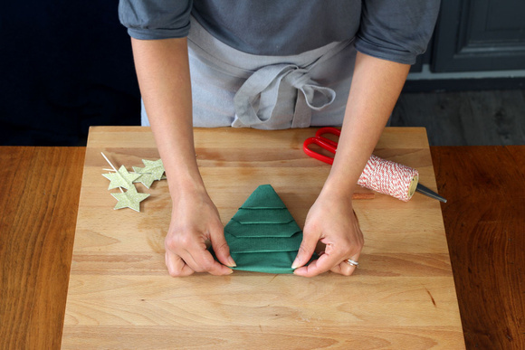 Comment faire un pliage de serviettes en forme de sapin de Noël ?