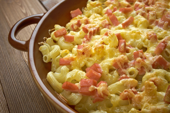 Gratin de pâtes au lardons à la mozzarella - Adobestock 