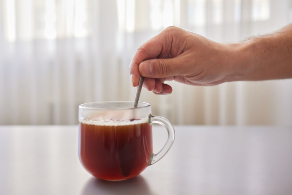Voici pourquoi il est recommandé de mettre une cuillère pour chauffer vos liquides dans le micro-ondes