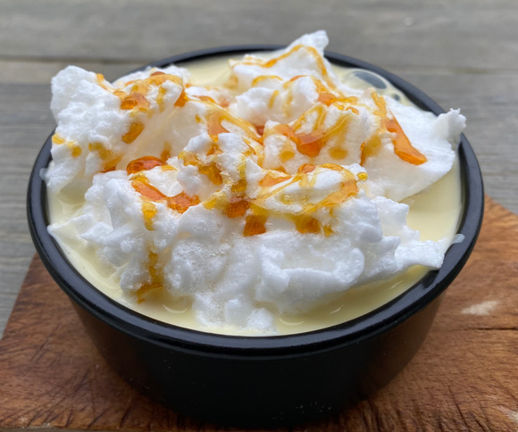"Une de mes recettes préférées" : le pâtissier Christophe Michalak partage sa recette simple mais délicieuse d'île flottante !