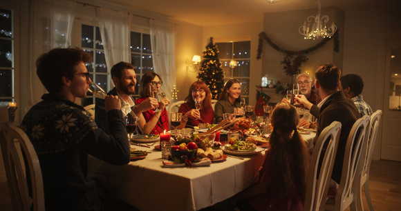 Repas de fêtes : pour éviter les intoxications, combien de temps au maximum faut-il laisser les plats sur la table ?