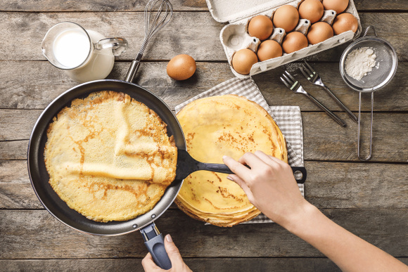 Pâte à crêpes de Cyril Lignac : la recette culte aux 6 ingrédients pour une Chandeleur réussie