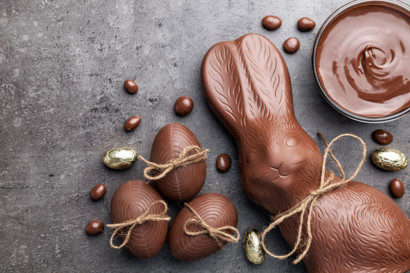 Oeufs de Pâques au chocolat noir. Adobestock