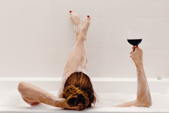 Un bain au vin rouge, ça vous tente ? Adobestock