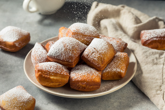 "Mon plaisir de l’été, un souvenir d’enfance" : Laurent Mariotte partage sa recette de beignets de mirabelles !