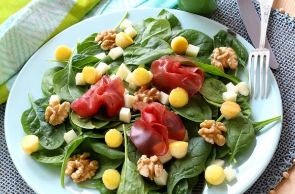 Salade de pousses d'épinards, bresaola, noix, pommes. Silvia Santucci
