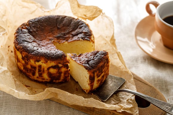 “Il fait un carton depuis 10 ans” : Julie Andrieu partage sa recette du cheesecake basque sans pâte