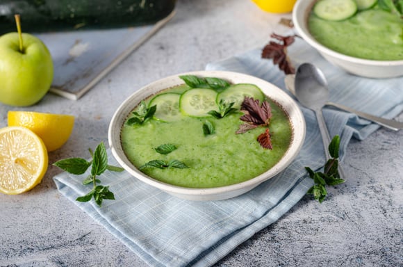 “On le prépare en cinq minutes !” :  découvrez notre recette de gaspacho de courgettes bien frais et rapide à faire