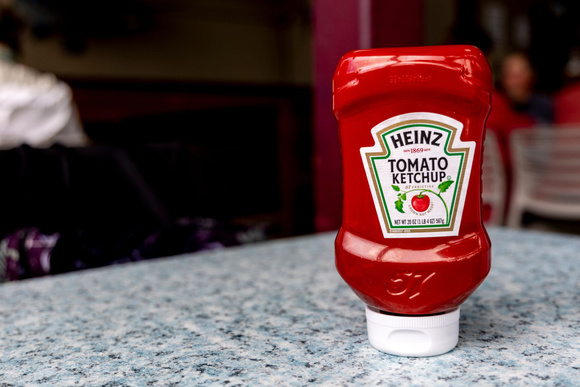 Dans le placard ou au frigo : comment bien conserver son Ketchup ? L’entreprise Heinz met fin au débat !