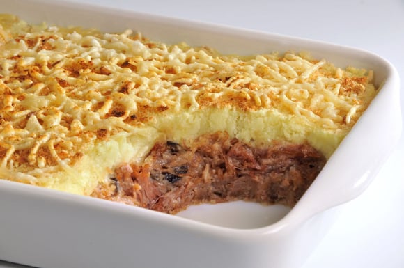 “C’est le plat réconfortant à partager” : Cyril Lignac va vous régaler avec sa recette de hachis parmentier de canard à la crème de parmesan !