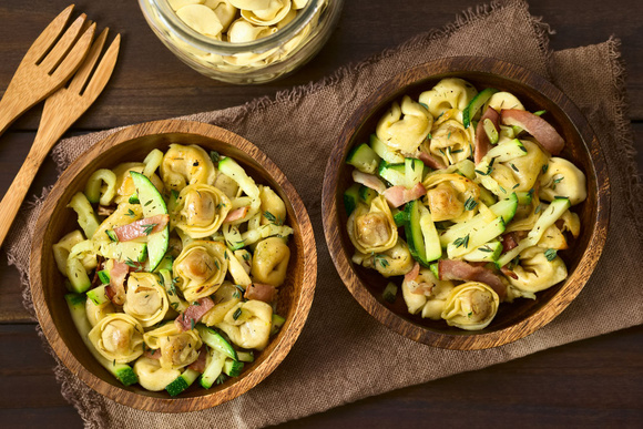 La recette des pâtes aux courgettes et aux lardons. Adobestock