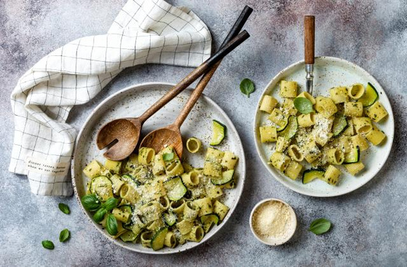 Pâtes au pesto et aux courgettes. 750g