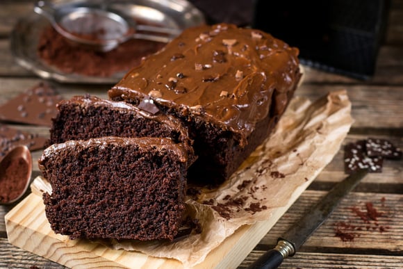 Gâteau plat ou cake sec : les erreurs que tout le monde fait (et qui gâchent vos pâtisseries)