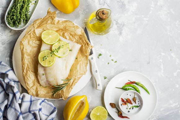 Papillote de cabillaud. Adobestock