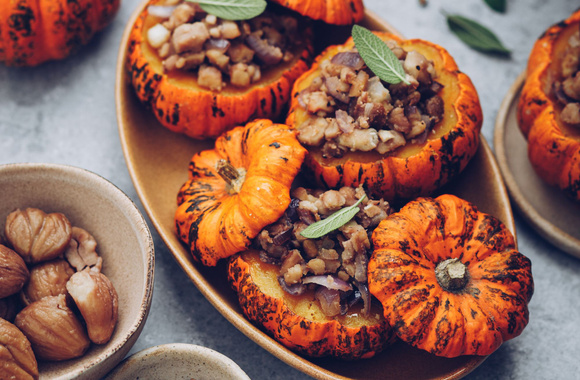 Mini citrouilles farcies aux châtaignes / Adobe Stock