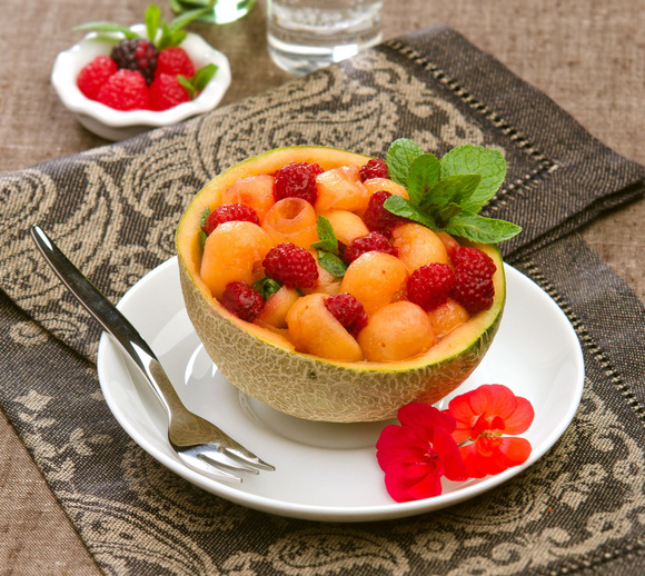 Parfaite pour se rafraîchir, Cyril Lignac partage sa recette de melon, mozzarella et aux fruits frais