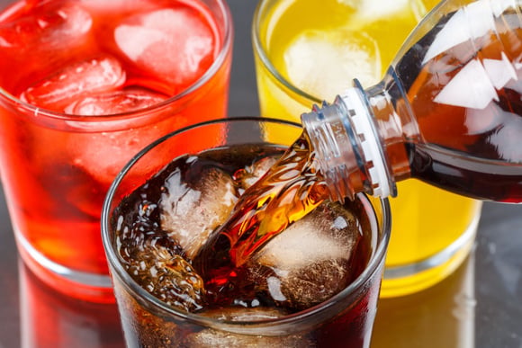 Boire des sodas à la place de l’eau quotidiennement  : quelles sont les conséquences sur la santé ? Cette spécialiste répond