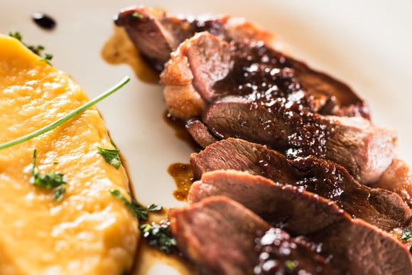 “Entre la viande rouge et la volaille” : Laurent Mariotte partage sa technique pour bien cuire les magrets de canard