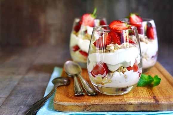 L’eton mess : la recette parfaite pour faire un dessert minute avec des fraises (et d’autres fruits)