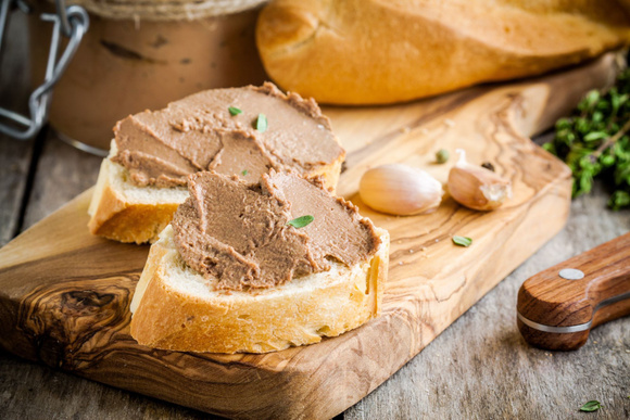 Économique et savoureuse : voici la recette de mousse de foie de volaille, parfaite pour votre apéritif de Noël !