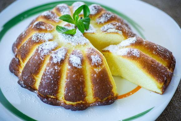 Gâteau de semoule à la casserole. Adobestock