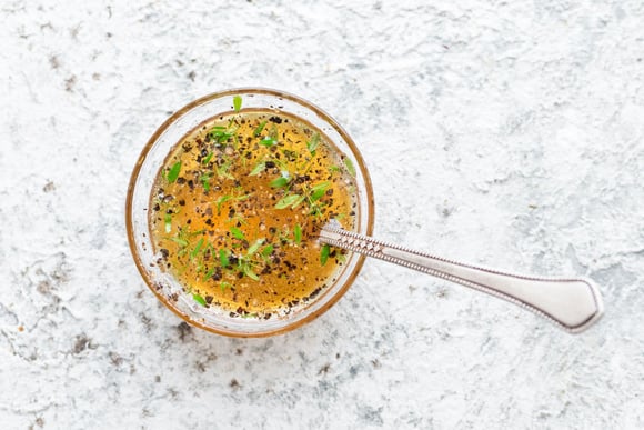 Découvrez la meilleure recette de vinaigrette selon les lecteurs de 750g : parfaite pour toutes vos salades