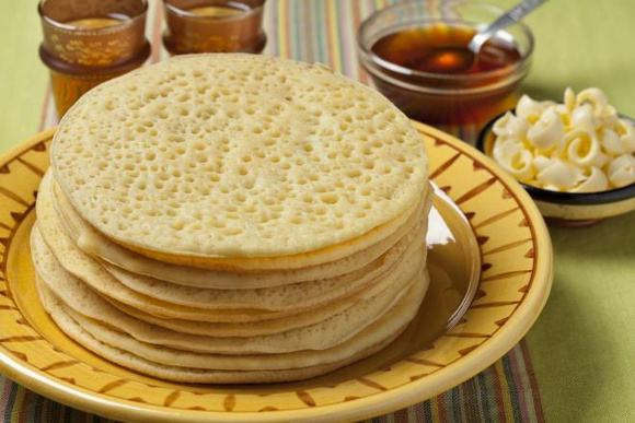 Au Maroc, les baghrirs sont consommés avec du amlou, du miel ou de la confiture. 