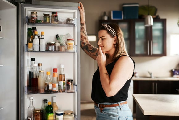 Ce vieux réflexe de grand-mère avec vos pots entamés transforme votre frigo en nid à bactéries