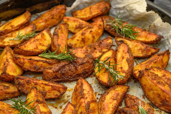 Les cuisiniers sont unanimes : pour obtenir des pommes de terre au four bien dorées, n’ajoutez pas d’huile, mais cet ingrédient