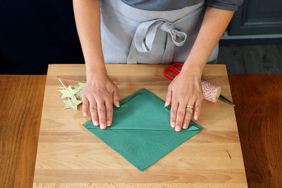 Comment faire un pliage de serviettes en forme de sapin de Noël ?