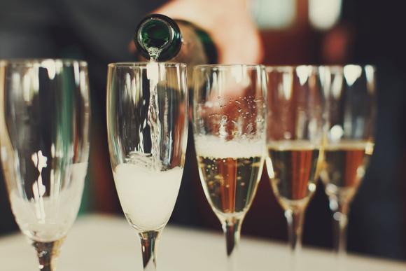 Cet ingrédient ajouté dans la préparation du champagne est-il en trop ?