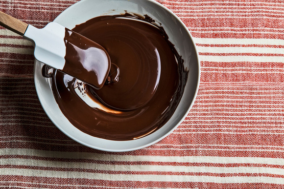 Faire fondre le chocolat au micro-ondes : les astuces pour ne pas le brûler et obtenir une préparation lisse et brillante !