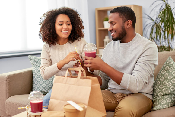 Livraison de repas à domicile : ne faites pas cette erreur qui favorise les intoxications alimentaires !