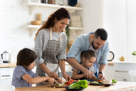 Préparez le dîner tous ensemble. Adobestock