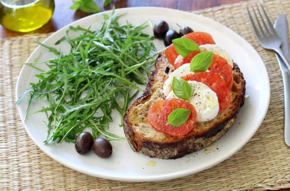 Bruschetta façon salade caprese. Silvia Santucci