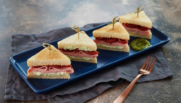 Ces petits triangles au jambon sont la solution parfaite pour un apéro de Noël express et sans stress