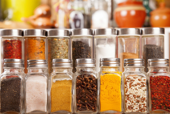 Mes épices sont collées au fond du pot, que dois-je faire ? Voici une astuce insoupçonnée et pourtant si simple !