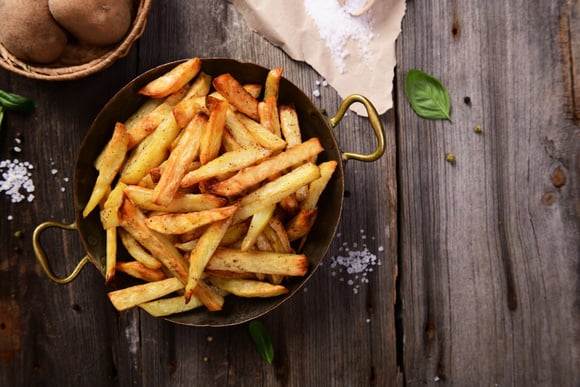 Cet ingrédient basique va vous permettre de faire des frites au four bien croustillantes