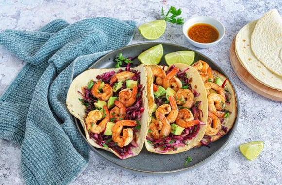 Tacos de crevettes grillées et salade de chou rouge. Silvia Santucci