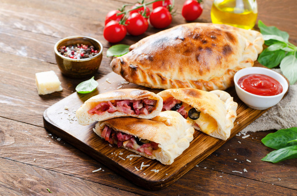 Cette recette va vous permettre de préparer un généreux sandwich avec une simple pâte à pizza !
