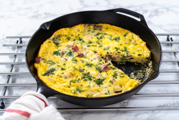 Simple, rapide et irrésistiblement bonne : testez notre recette de frittata aux épinards et au jambon !