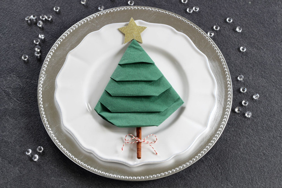 Comment faire un pliage de serviettes en forme de sapin de Noël ?