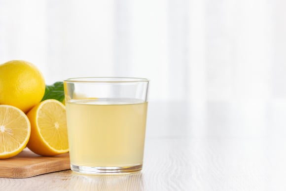 Boire de l'eau citronnée le matin est-ce vraiment bénéfique pour la santé ? Voici ce que dit concrètement la science