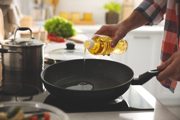 Voici une astuce simple et efficace pour ne plus vous brûler à cause des éclaboussures d'huile dans la poêle !